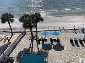 Alberca al aire libre y alberca climatizada