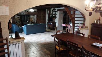 Televisie en een open haard