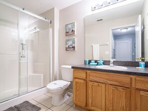 Shower, towels, soap, shampoo - Family Getaway Home  Near Disney  BBQ & Big Pool (Davenport)