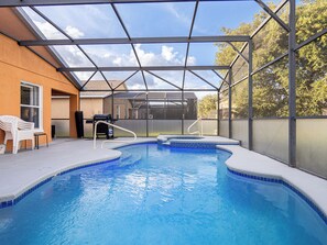 Una piscina al aire libre, una piscina climatizada