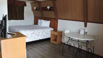 Chambre, 1 grand lit | Bureau, fer et planche à repasser, accès au Wi-Fi (inclus)