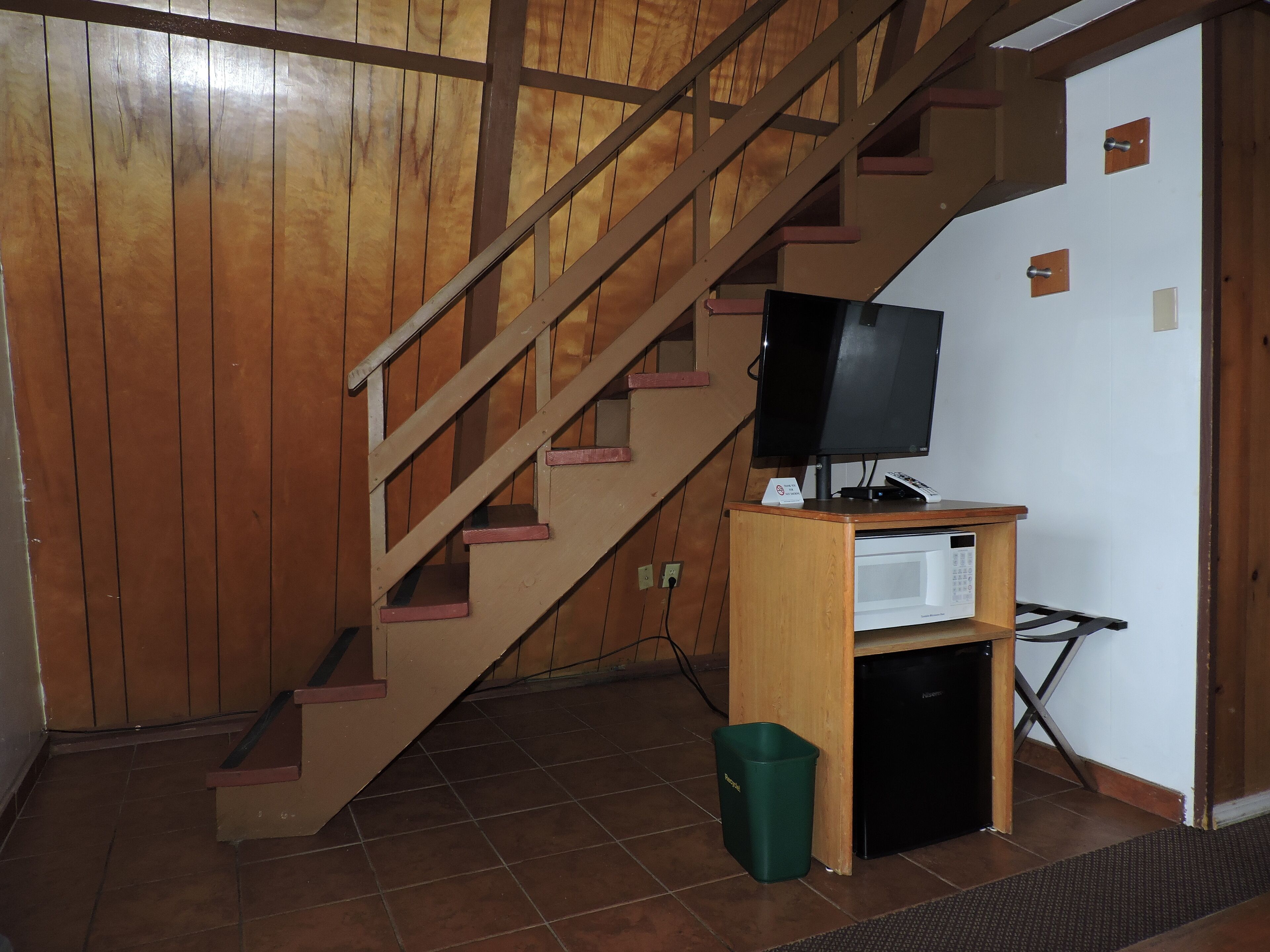 32-inch flat-screen TV with cable channels, TV