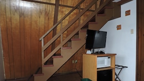 En 32-tommers Flatskjerm-TV med kabel-kanaler samt TV