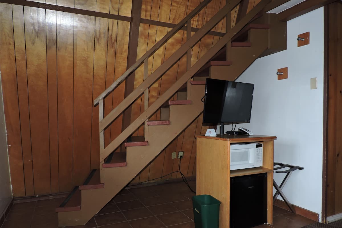 32-inch flat-screen TV with cable channels, TV