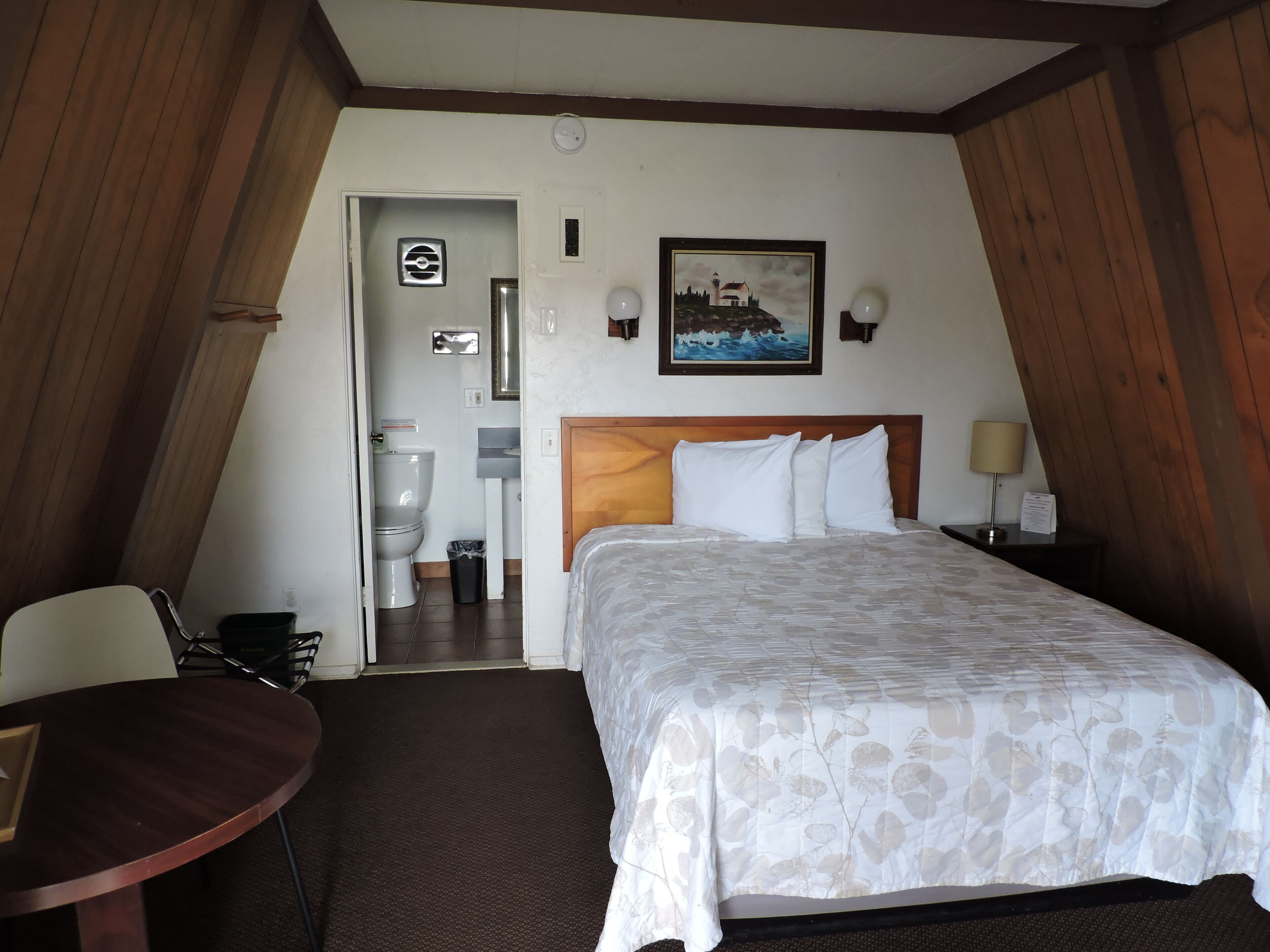 Queen A-frame | Desk, iron/ironing board, free WiFi, bed sheets