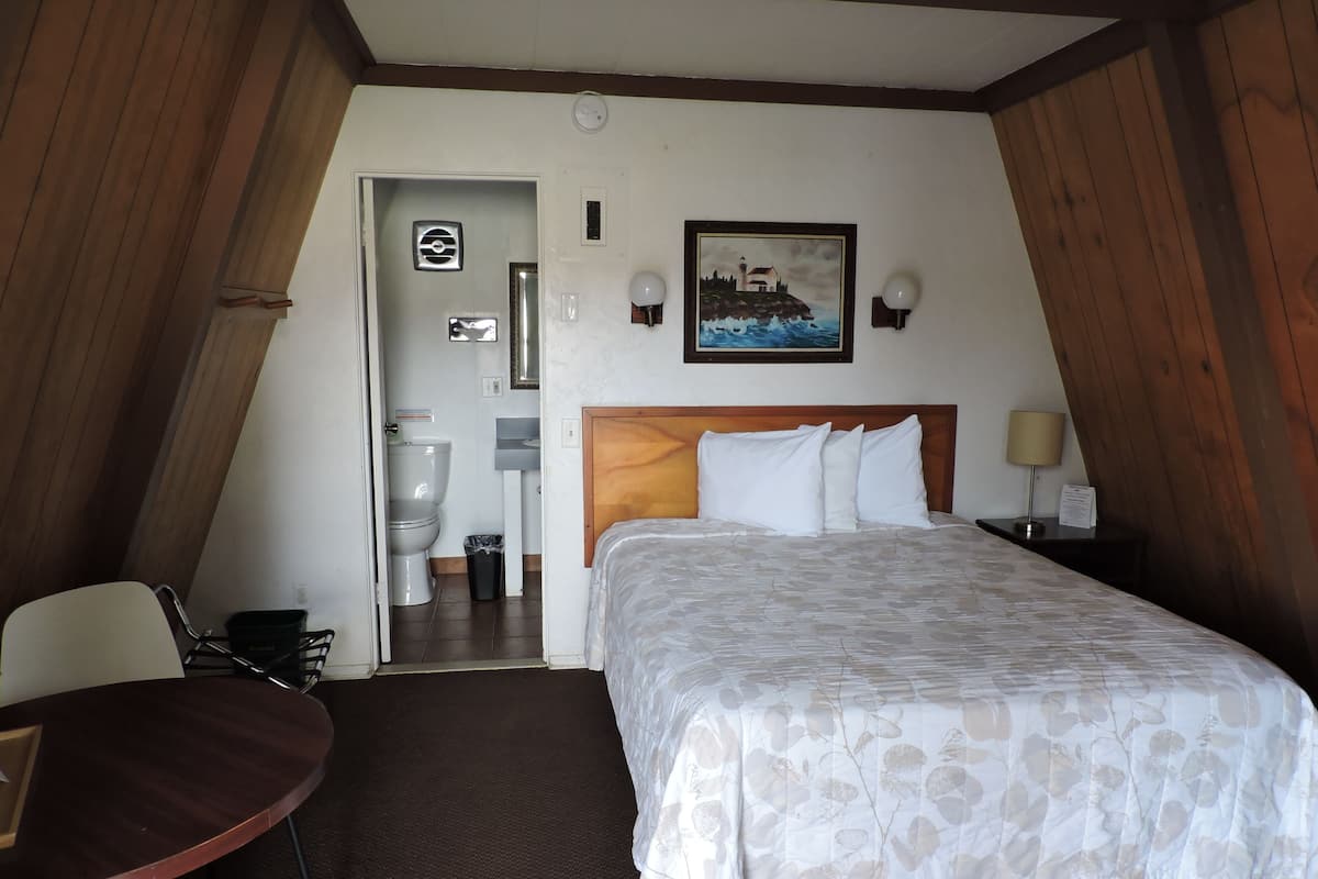 Queen A-frame | Desk, iron/ironing board, free WiFi, bed sheets