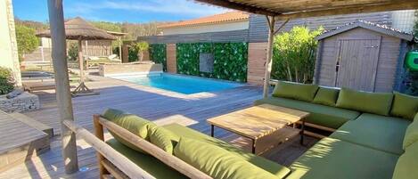 حمّام سباحة خارجي، حمّام سباحة مُدفَّأ