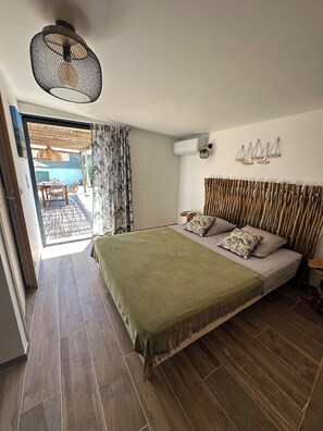 4 soverom, skrivebord, strykejern/-brett og reiseseng for barn