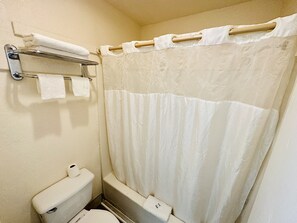 Standard Double Room | Bathroom | Bathtub, towels, soap, toilet paper - Economy Inn (Houma)