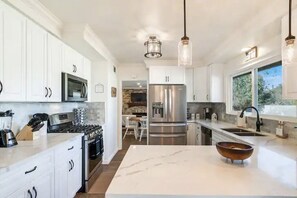 Dishwasher - BOHEMIAN AND MODERN SERENE HOME WITH POOL (Riverside)