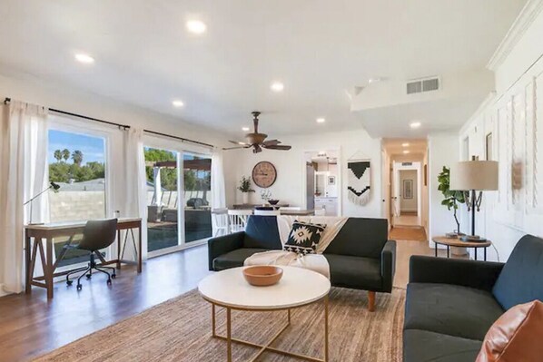 Smart TV - BOHEMIAN AND MODERN SERENE HOME WITH POOL (Riverside)