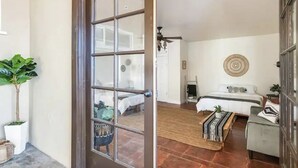 4 室のベッドルーム、WiFi、ベッドシーツ
