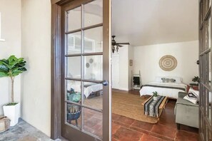 4 bedrooms, WiFi, bed sheets - BOHEMIAN AND MODERN SERENE HOME WITH POOL (Riverside)