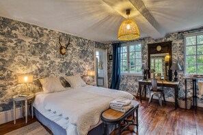 6 chambres, bureau, fer et planche à repasser, lit parapluie