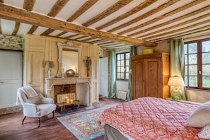6 bedrooms, desk, iron/ironing board, travel crib