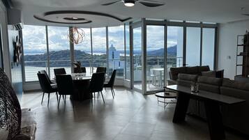 Télévision, baby-foot, table de tennis de table