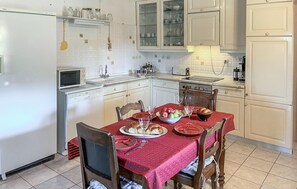Geladeira, micro-ondas, cooktop, cafeteira/chaleira