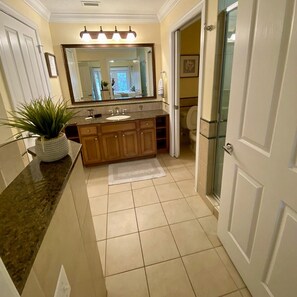 Shower, jetted tub, hair dryer, towels - Minutes from Disney and in an exclusive resort (Kissimmee)