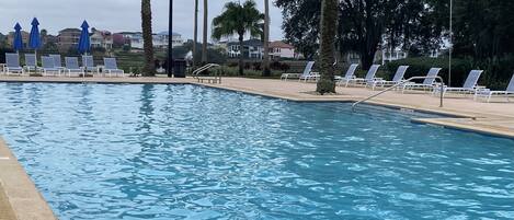 Alberca al aire libre y alberca climatizada