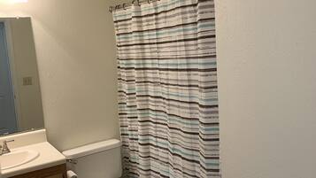 Serviettes fournies, papier toilette