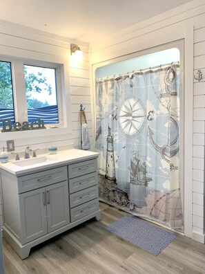 Secadora de cabello, toallas, jabón, shampoo