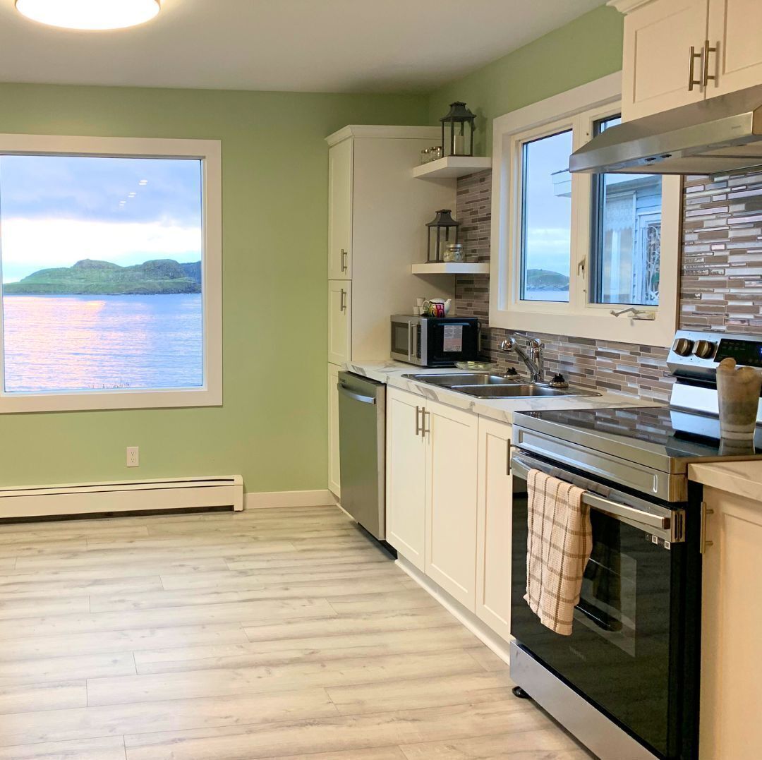 Kylskåp, mikrovågsugn, ugn och spishäll