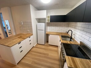 Family Apartment | Private kitchen | Microwave - Paradise Towers Surfers Paradise (Surfers Paradise)