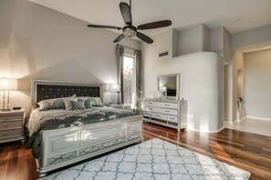 4 habitaciones, tabla de planchar con plancha, wifi y ropa de cama 