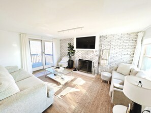 Apartment | Living area - House on Fort Hale (East Haven)