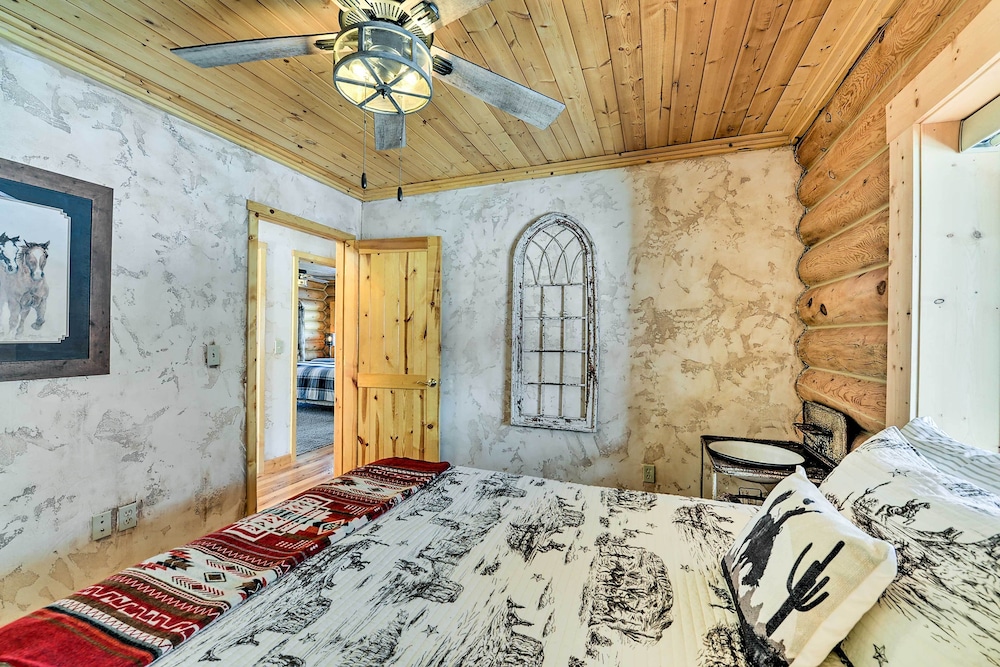 Charming Bedford Cabin w/ Private Hot Tub! Bedford Vrbo