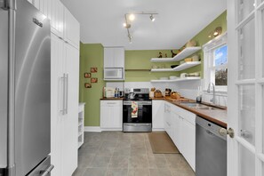 Køleskab, mikrobølgeovn, ovn, kogeplade