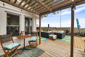 Outdoor dining - Cozy waterfront cottage (Wheatley)