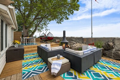 Cozy waterfront cottage