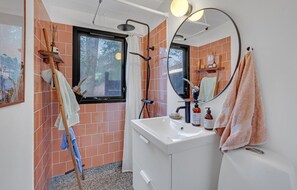 Shower, hair dryer - Gorgeous home in Strøby with kitchen (Strøby)