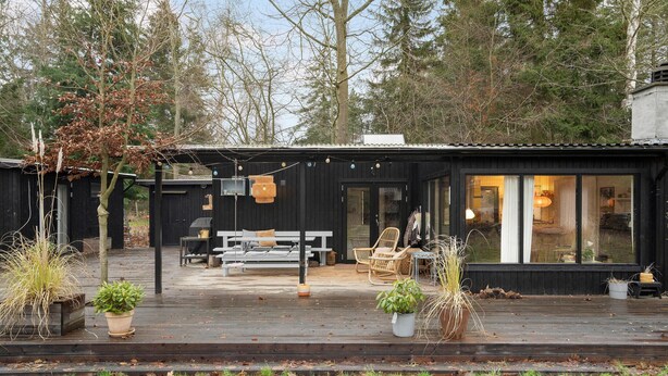 A cabin with a deck, outdoor seating, and a large window. - Gorgeous home in Strøby with kitchen (Strøby)
