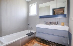 Baignoire, sèche-cheveux