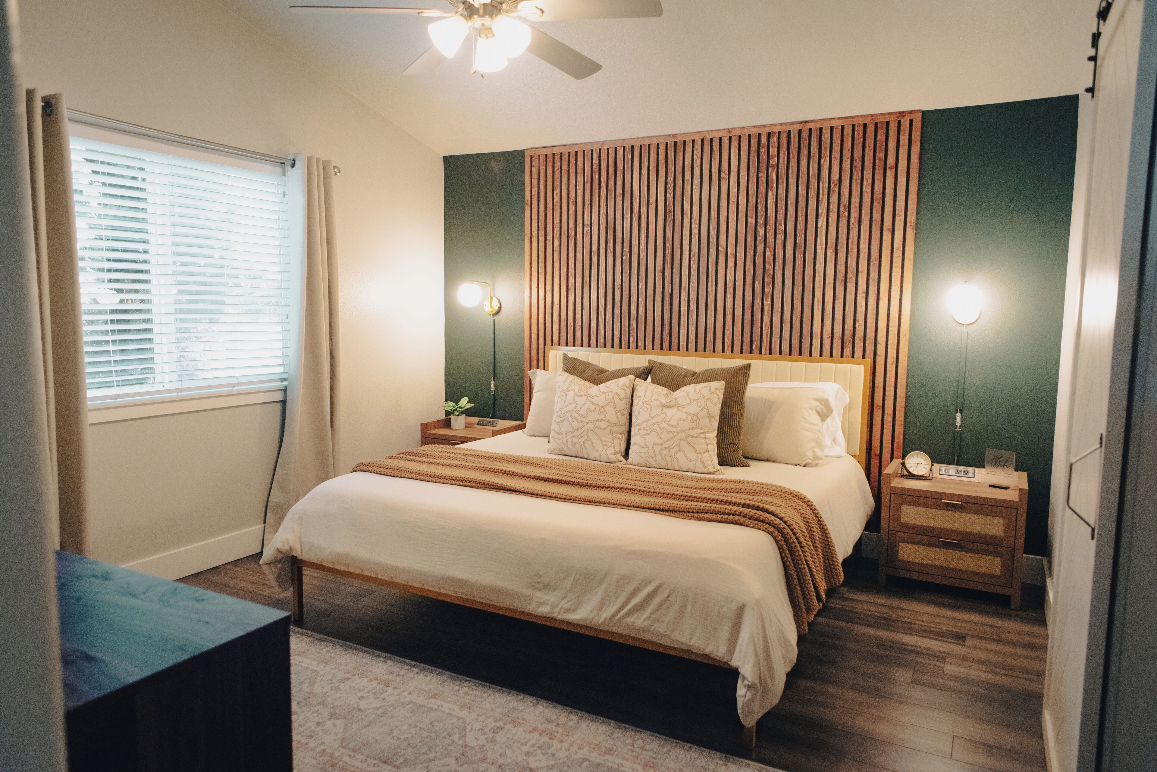 King Bed, CLEAN, Trendy & Comfy, Fast WiFi, Family Friendly Home w/Firepit