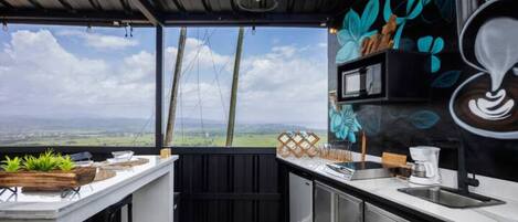 Refrigerador, microondas, placa de cocina, cafetera/tetera