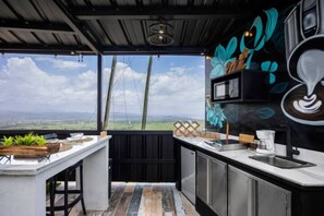 Kylskåp, mikrovågsugn, spishäll och kaffe- och tebryggare