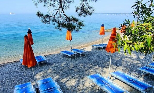 Plage, chaises longues