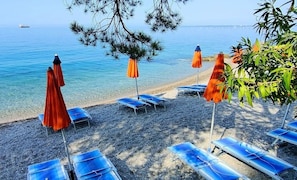 Na praia, espreguiçadeiras