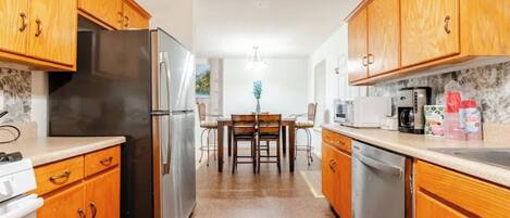 Geladeira, micro-ondas, fogão, cooktop