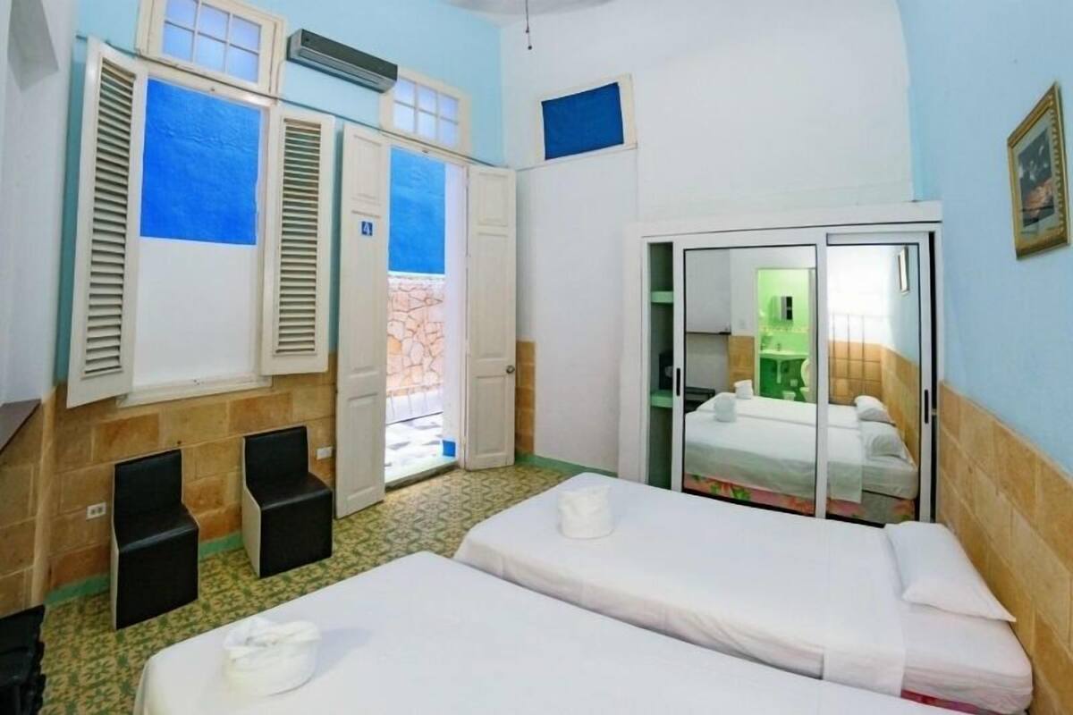 Habitació doble bàsica | Minibar, caixa forta a l'habitació i cortines opaques