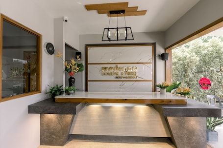 Reception. Madonna Hometel and Suites New Pandan