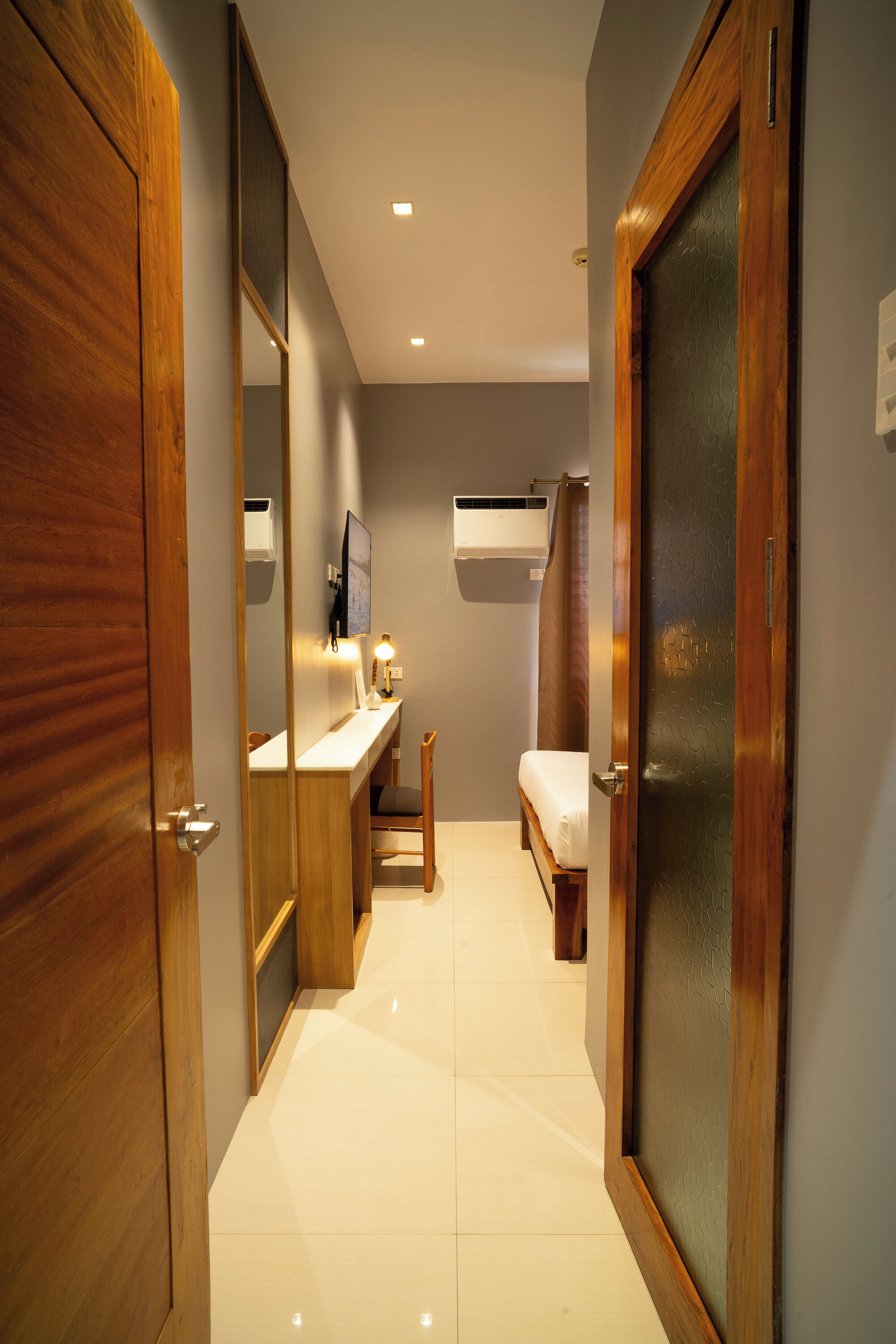 Muebles diferentes, escritorio y espacio para trabajar con laptop 