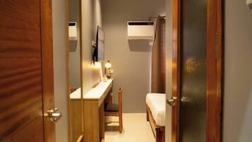 Muebles diferentes, escritorio y espacio para trabajar con laptop