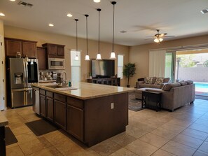 Refrigerador, microondas, horno y parrilla de estufa 