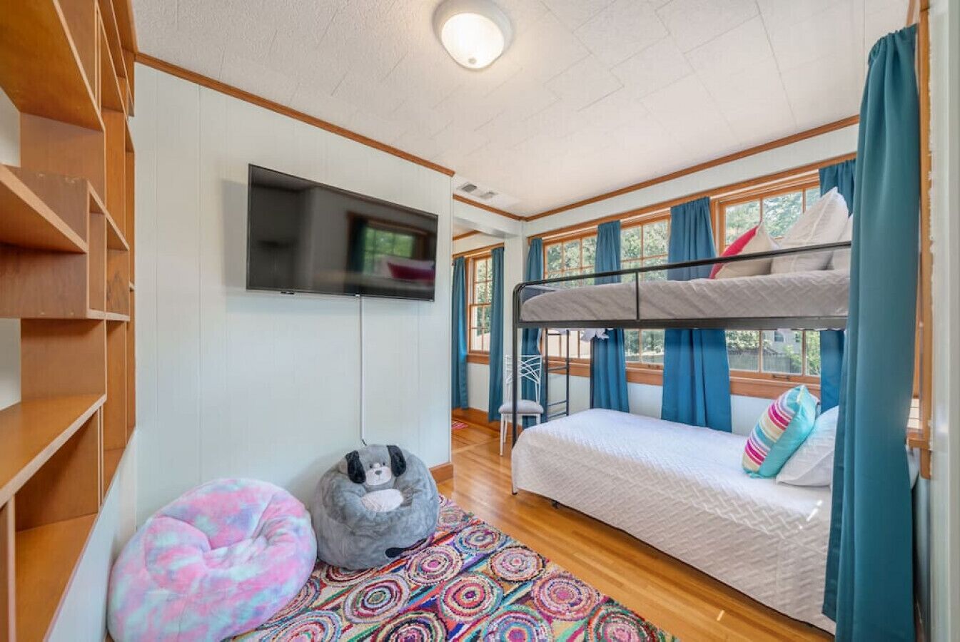 5 habitaciones, escritorio y tabla de planchar con plancha 