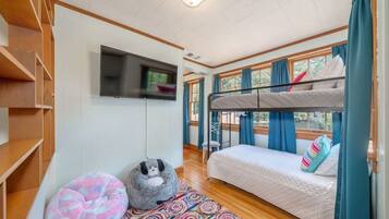 5 habitaciones, escritorio y tabla de planchar con plancha