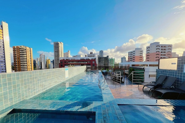 2 hồ bơi ngoài trời